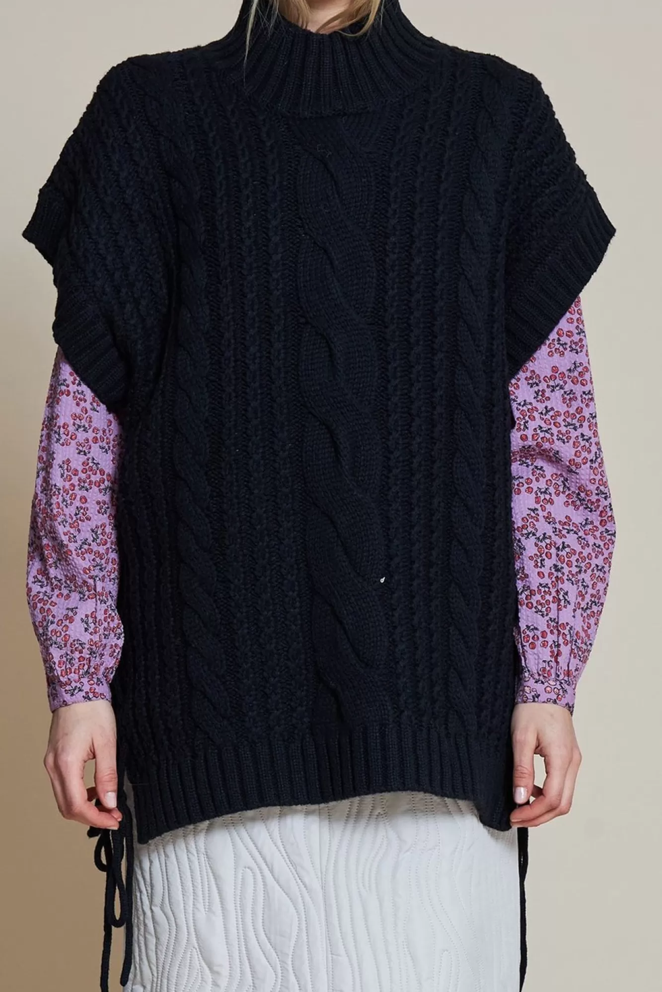 Stella Nova Knitwear & Sweatshirts> Elona Cable Knitted Black Vest