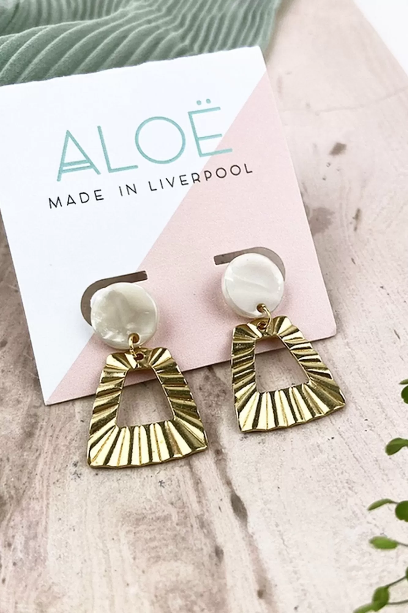 ALOË Hoops>White Marble Brass Trapezoid Studs